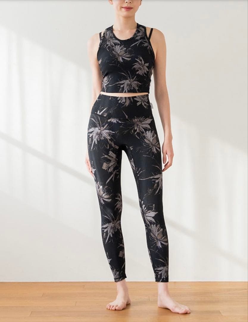 SUKURA 花柄ヨガウェア タンクトップとレギンスセット 美肌タオル付き