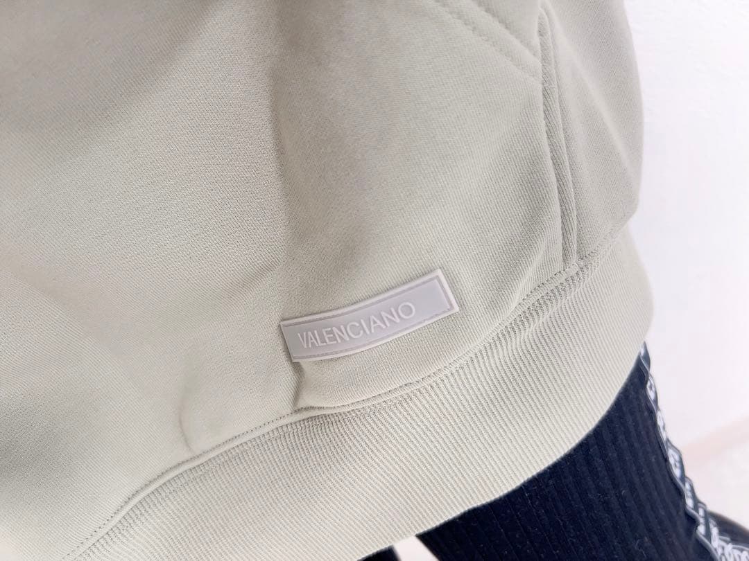 新品タグ付♡VALENCIANO ヴァレンティアーノ　バックロゴ　フーディー