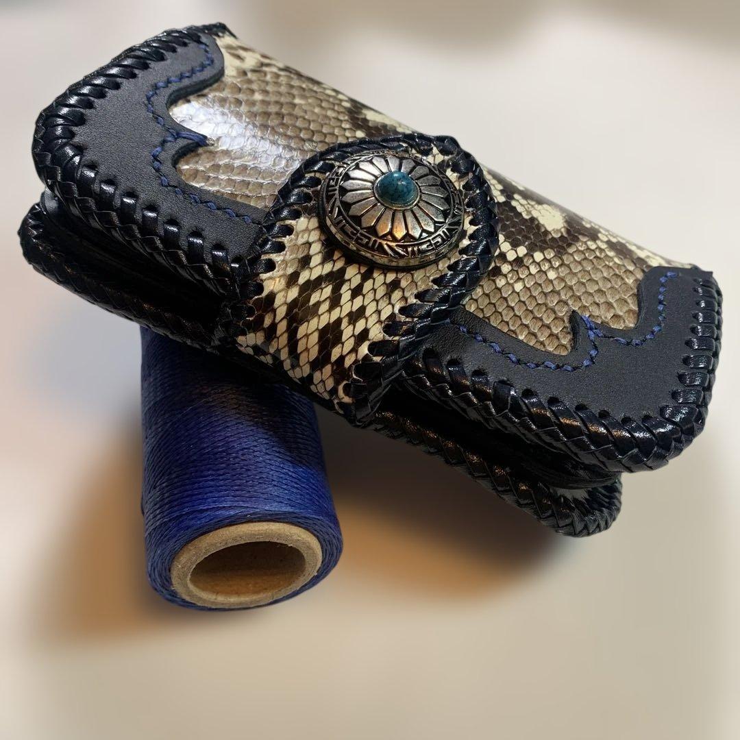 ハンドメイドレザークラフトダイヤモンドパイソンミドルウォレット牛レース編紺色