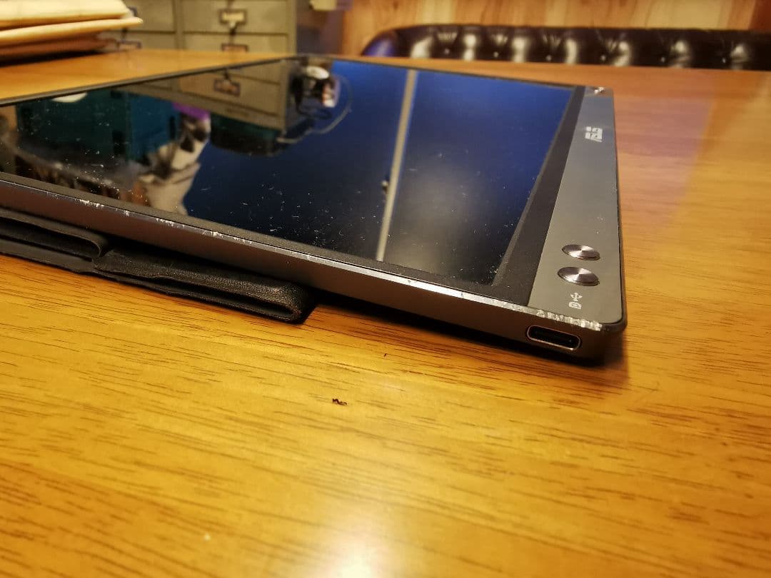 ASUS モバイルディスプレイ MB16AC カバー付き