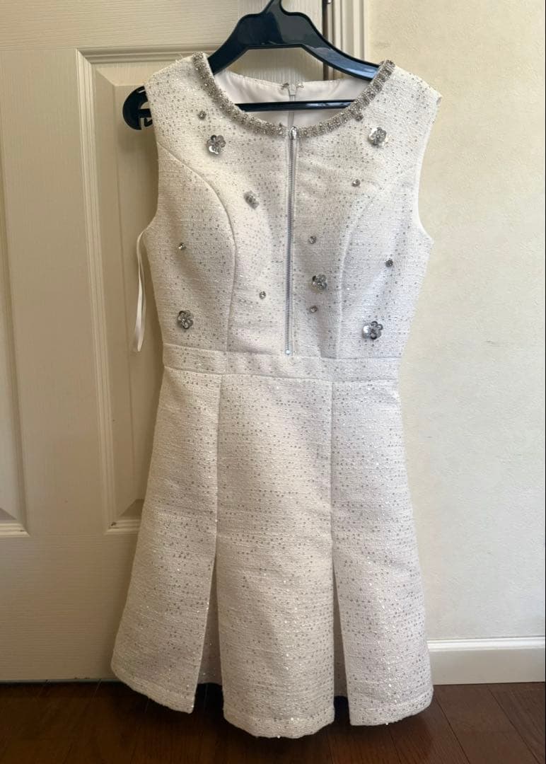 ホワイトビジュー付きノースリーブドレス Sサイズ