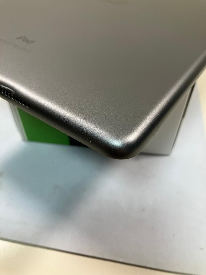 iPad 第8世代　128GB グレー　Wi-Fiモデル　カバーガラス付