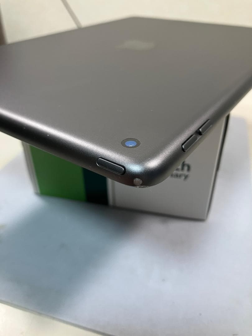 iPad 第8世代　128GB グレー　Wi-Fiモデル　カバーガラス付