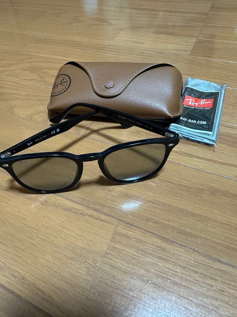 Ray-Ban RB 4256F ブラックサングラス