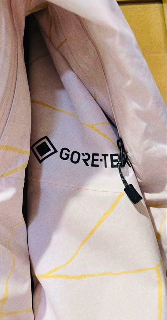 バートンAK GORE UPSHFTレディースS KINTSUGI柄　薄ピンク