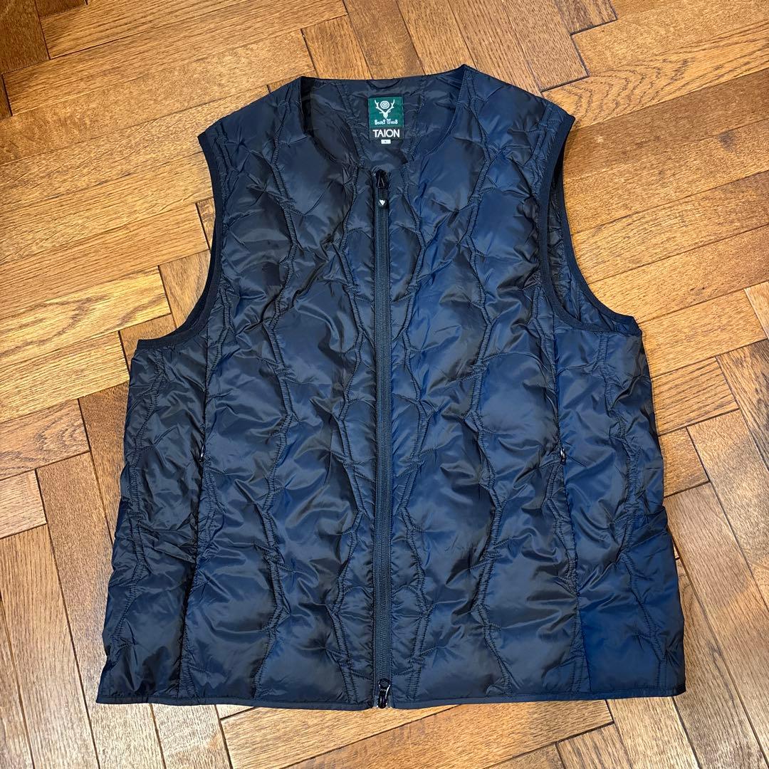 ジャケット・アウター South2 West8 x TAION Inner Down Vest