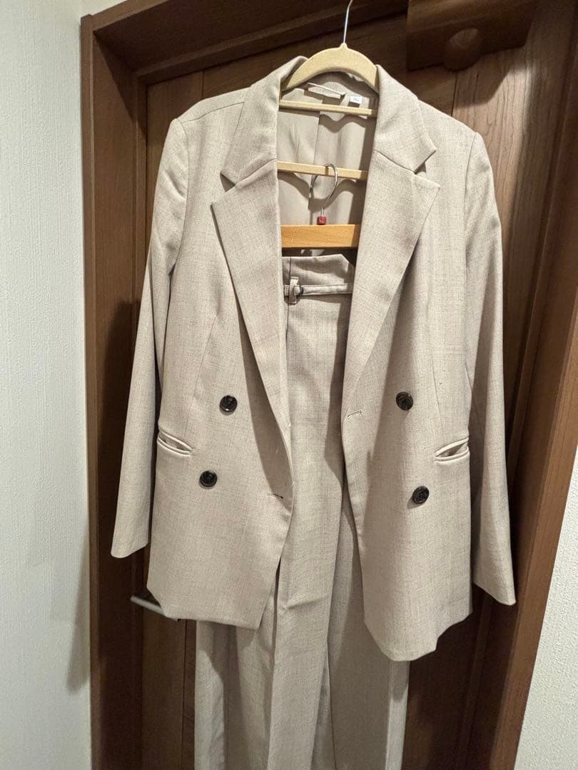 GU ベージュ ダブルブレストジャケット ベルテッド　ストレートパンツ Mサイズ