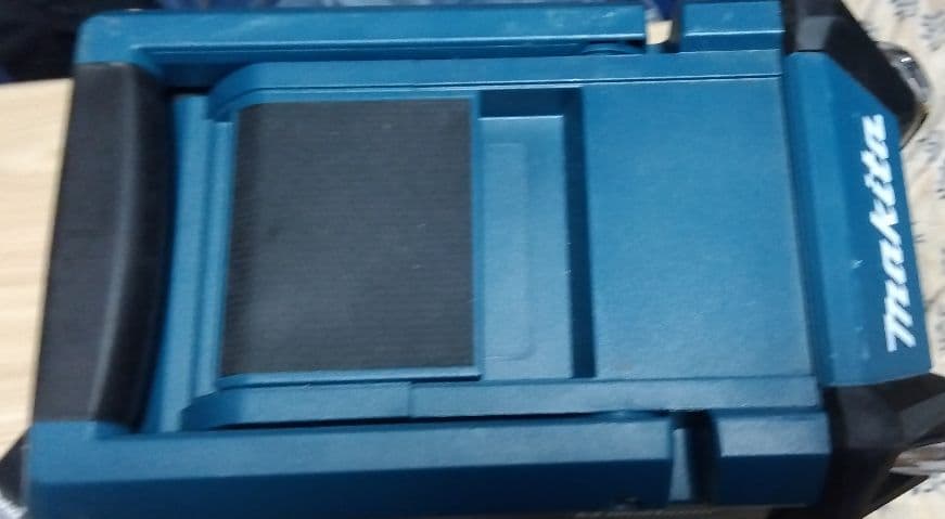 Makita MR002G 充電式ラジオ／Bluetoothスピーカー