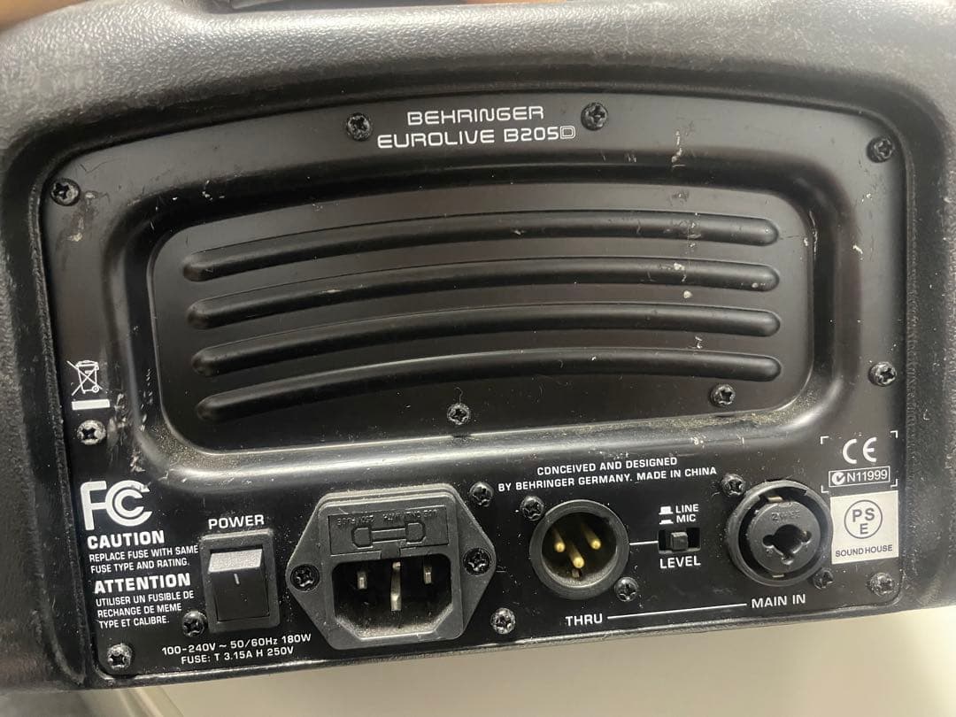 BEHRINGER B205D　パワードスピーカー