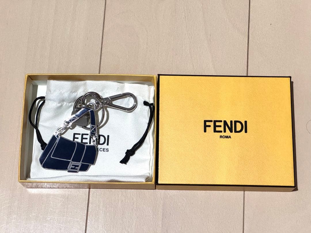 【新品未使用】FENDI バッグ型キーホルダー ネイビー