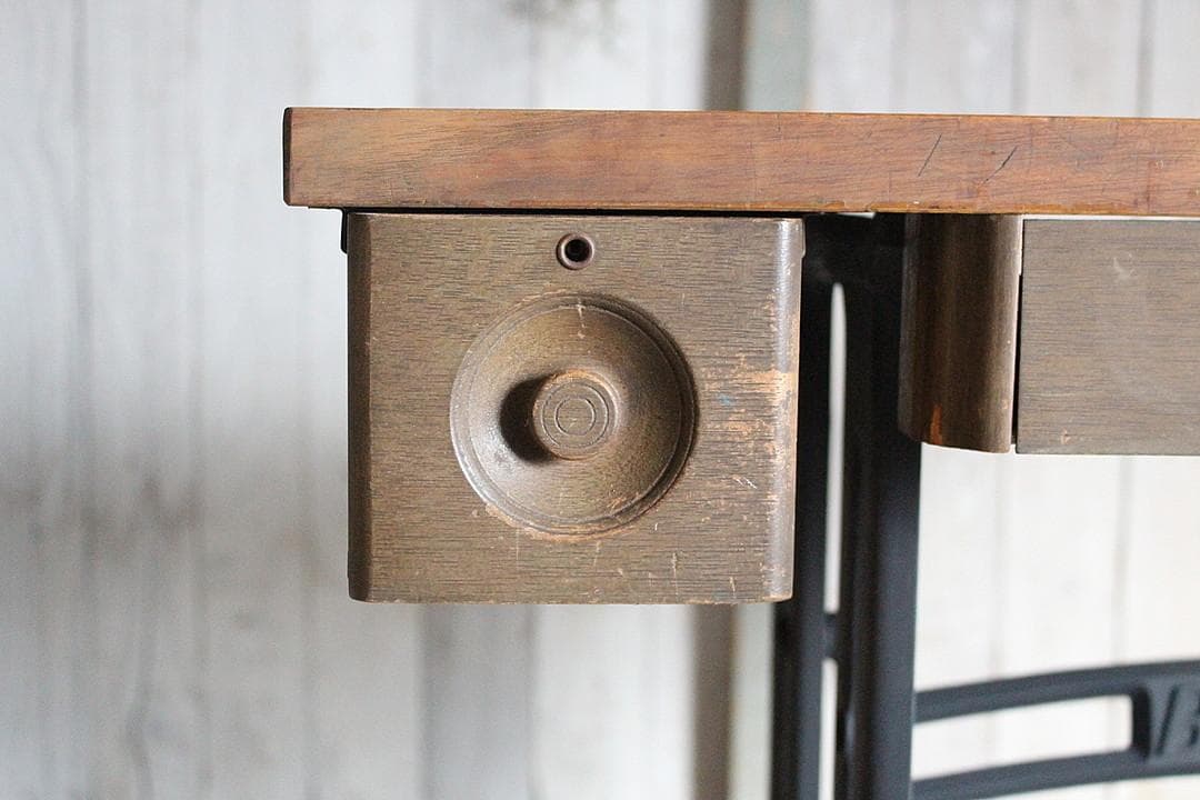 古い鉄脚と古材のテーブル　ワークデスク　机　作業台　古家具　古道具