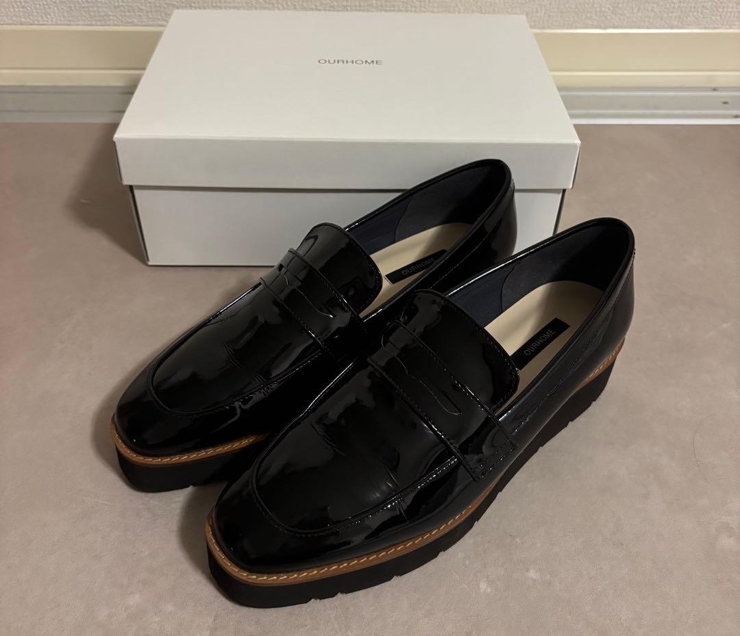 OUR ブラック エナメル ローファー