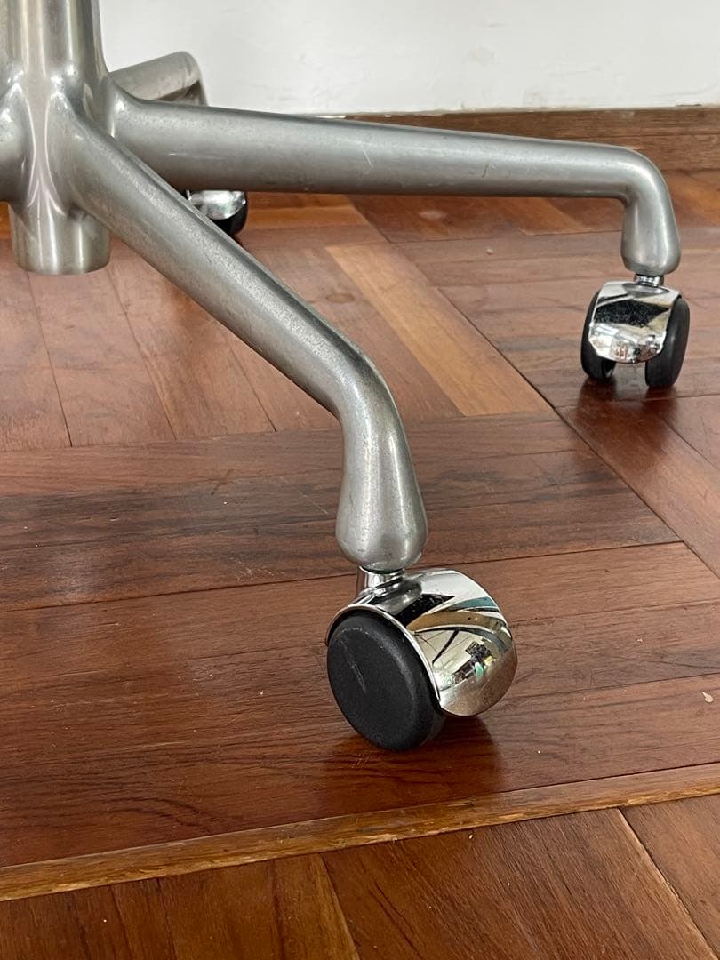 ハーマンミラー イームズ アルミナム チェア 50周年記念限定モデル