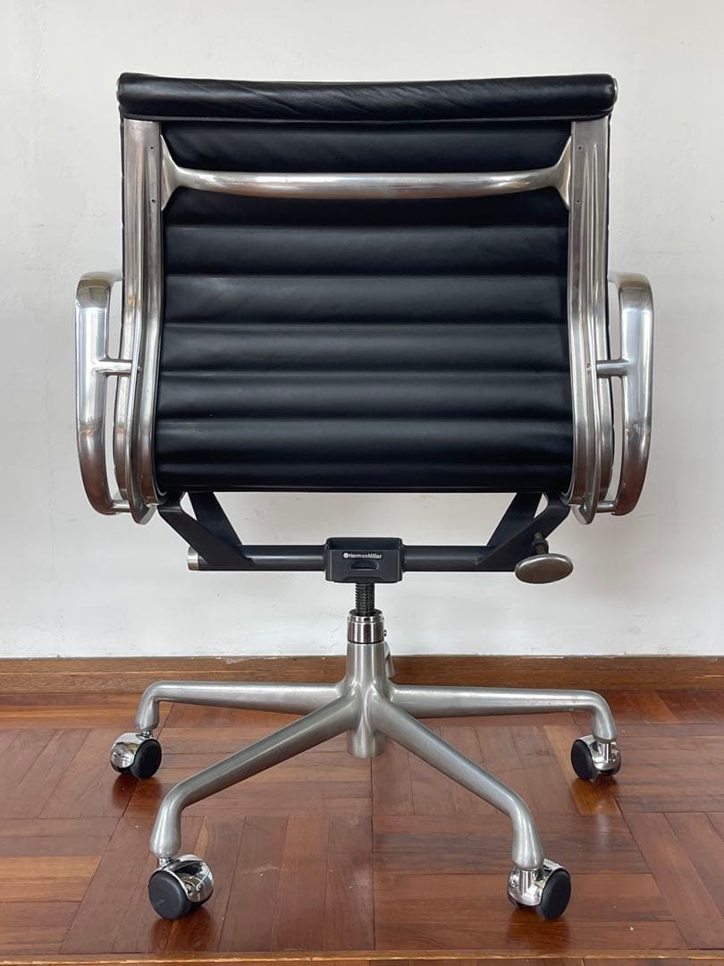 ハーマンミラー イームズ アルミナム チェア 50周年記念限定モデル