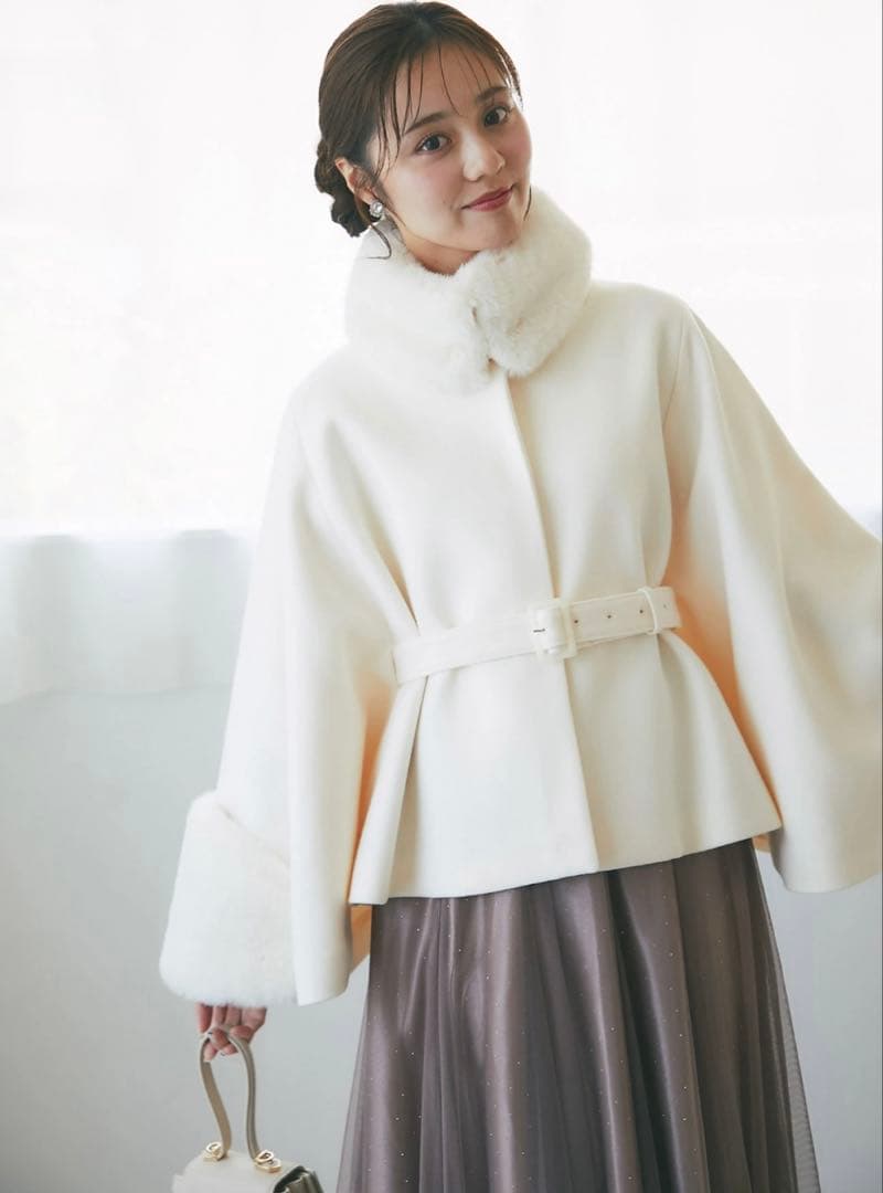 トッコクローゼット ２ＷＡＹファー＆ベルト付きケープライクコート アイボリー