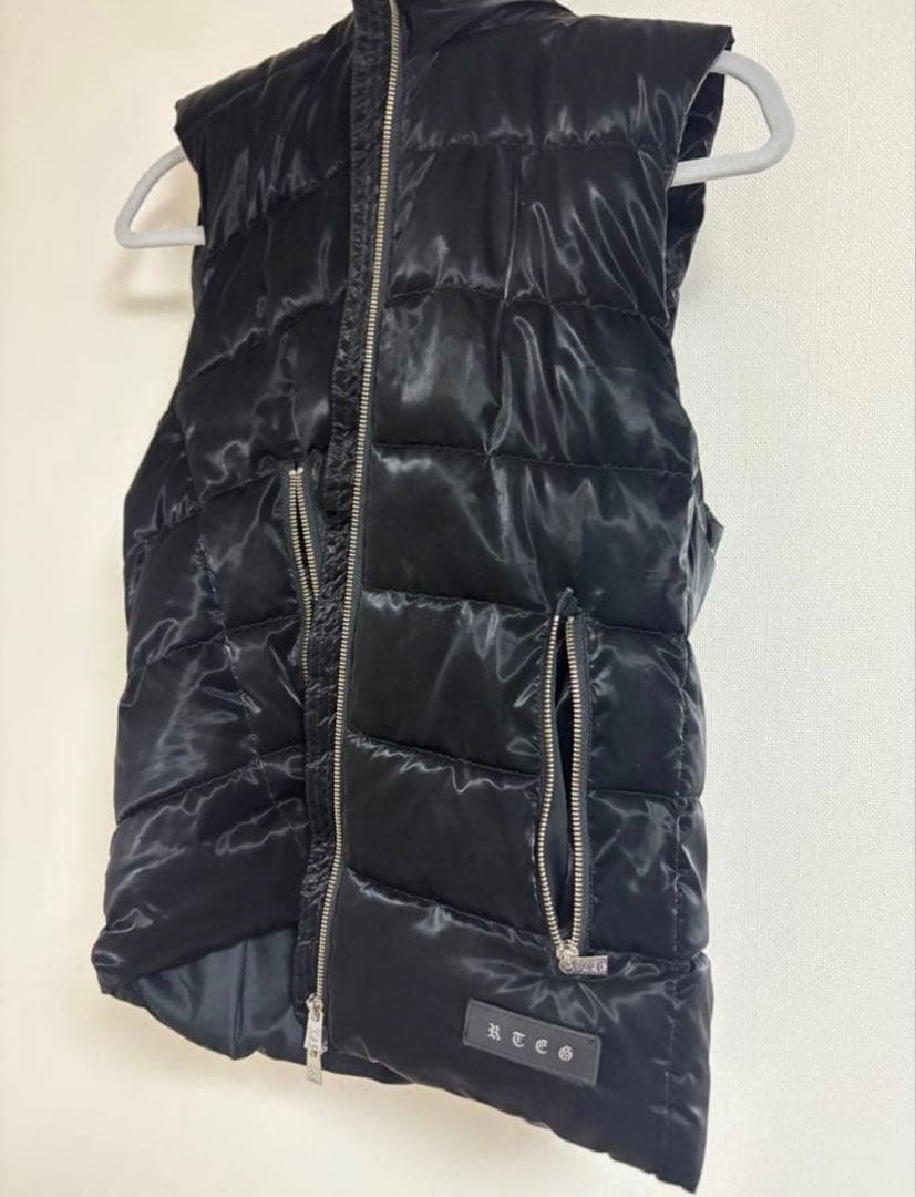 アダムスジャグラーフード付きダウンベスト ブラック