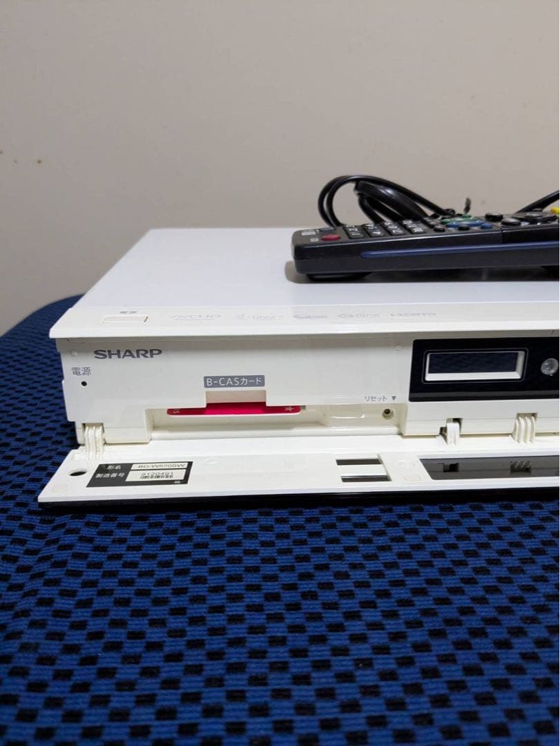 16様【最終値下げ】SHARP ブルーレイレコーダー リモコン付き ホワイト