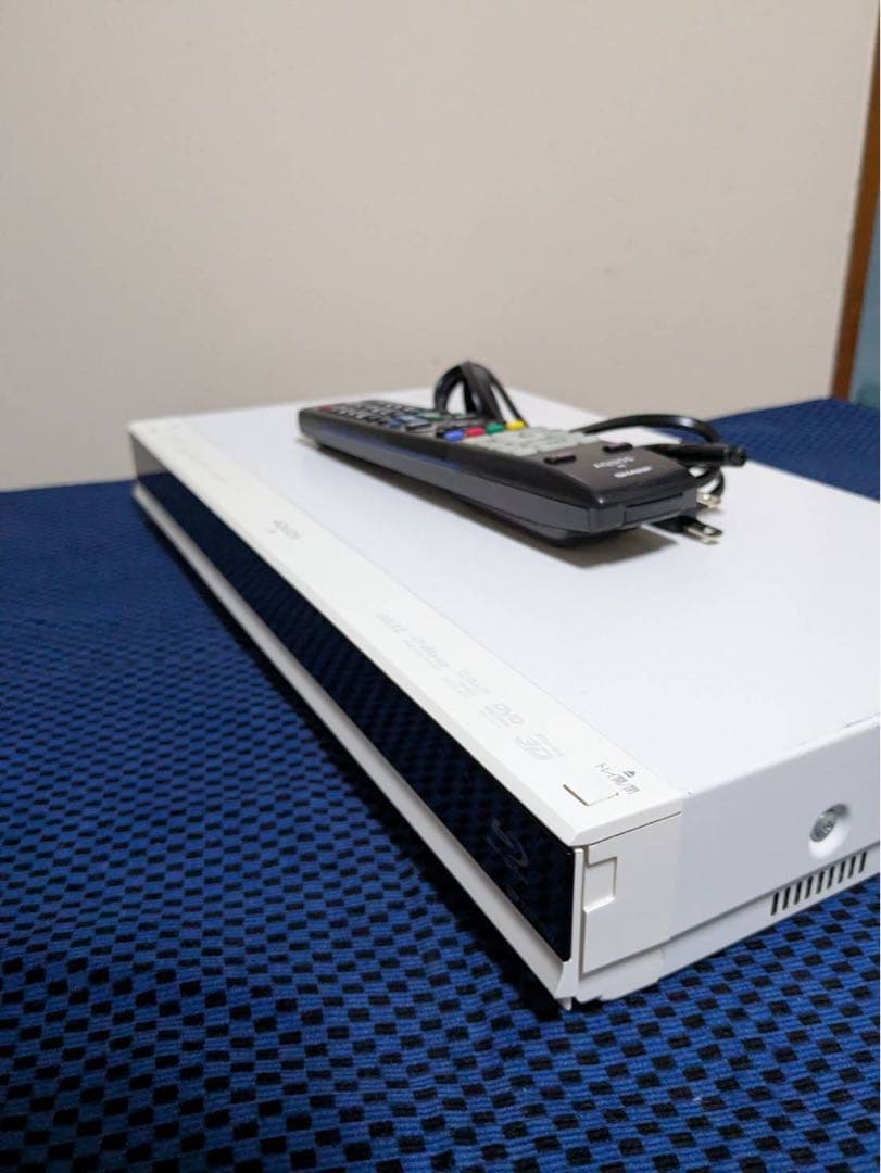 16様【最終値下げ】SHARP ブルーレイレコーダー リモコン付き ホワイト