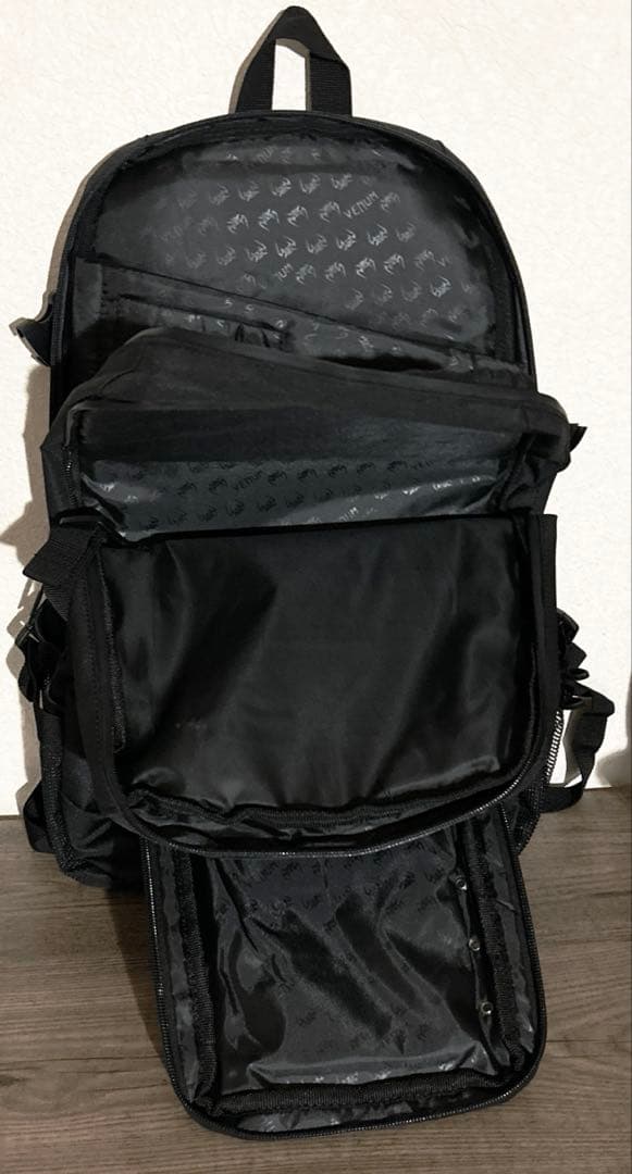 VENUM バックパック (ブラック×ブラック)