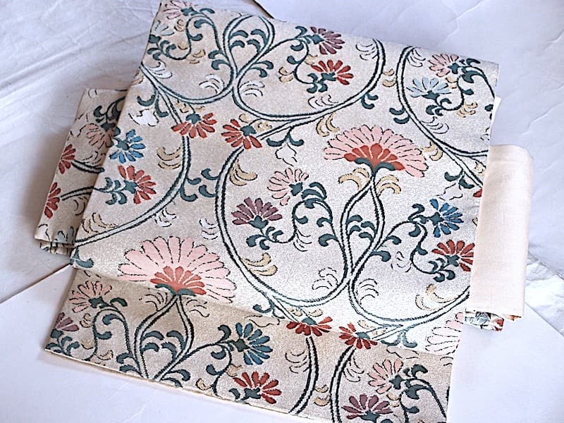 織りの九寸名古屋帯（アラベスク花唐草文）薄くキラリと　正絹美品