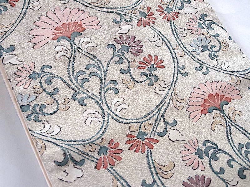 織りの九寸名古屋帯（アラベスク花唐草文）薄くキラリと　正絹美品