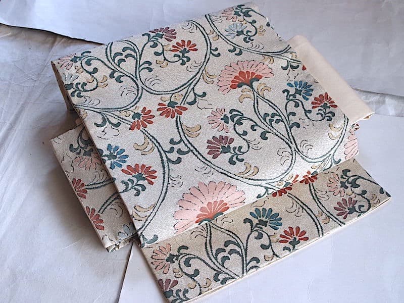 織りの九寸名古屋帯（アラベスク花唐草文）薄くキラリと　正絹美品