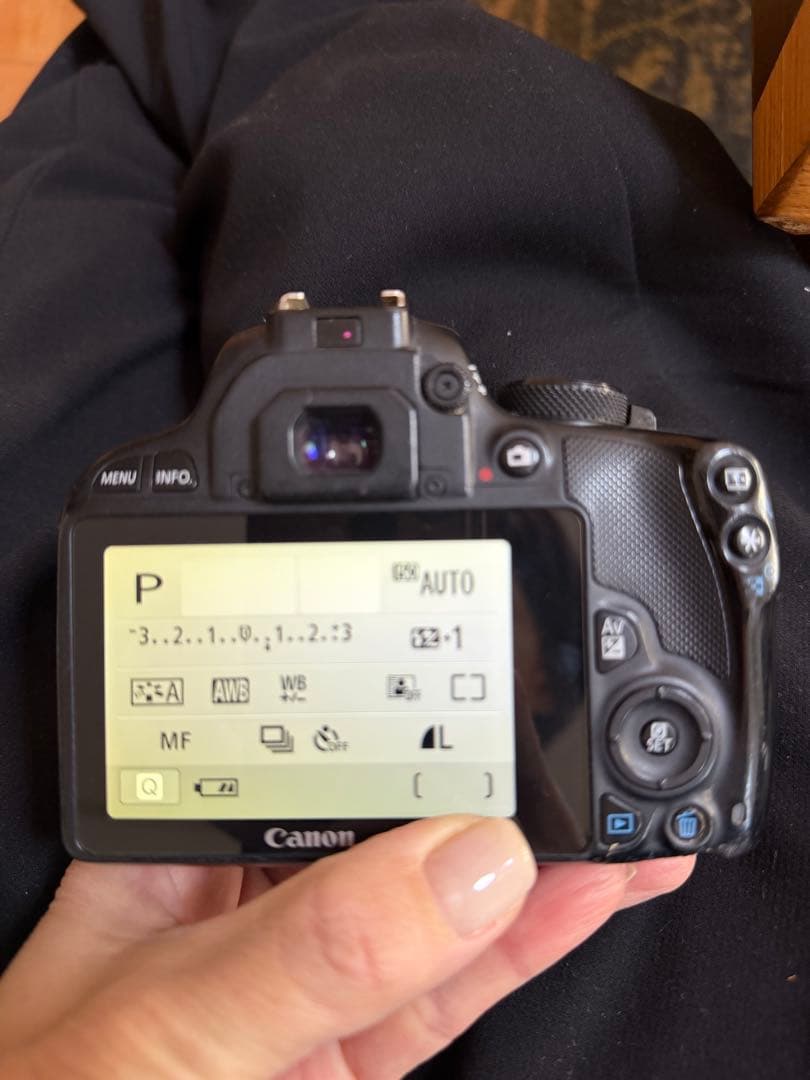 Canon EOS kiss x7 本体のみレンズ無バッテリー2個、充電器