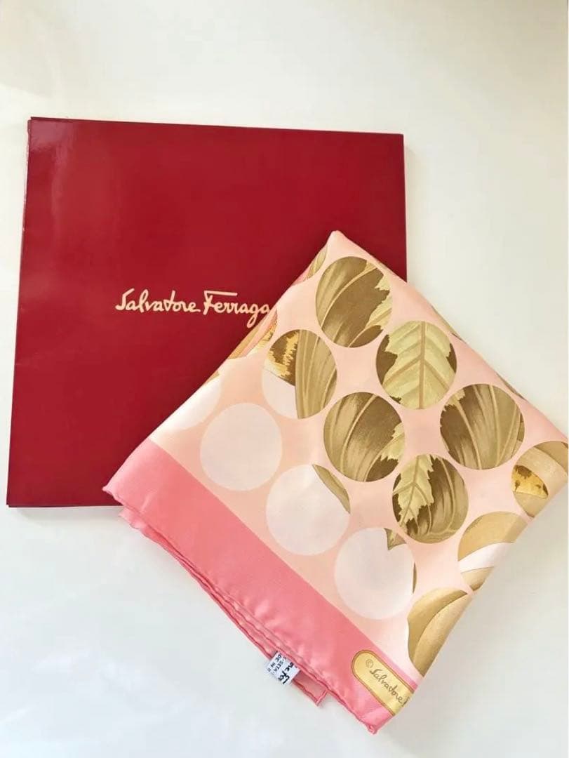めめ サルヴァトーレフェラガモ シルク100% 大判 スカーフ