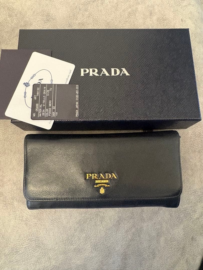 プラダ財布