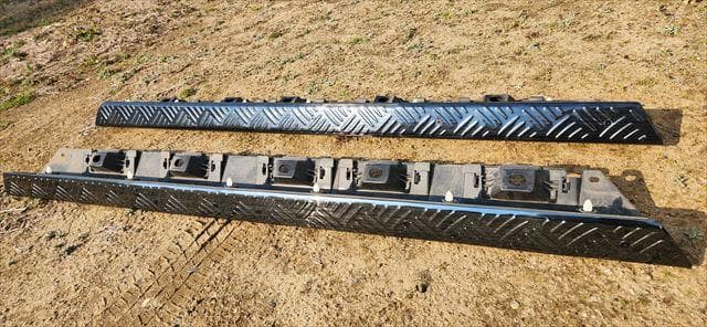 ジムニーシエラJB74ブラックアルマイト縞鋼板プレート付サイドステップ