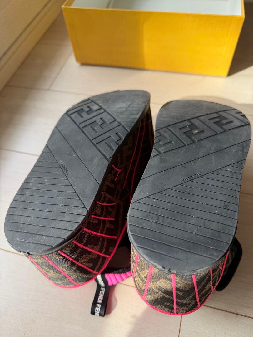 FENDI ブラック ピンク サンダル