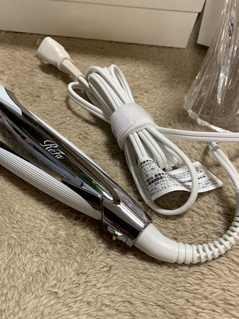 新品箱入り　保証書付き　リファ　ストレートヘアアイロン　ホルダー付き