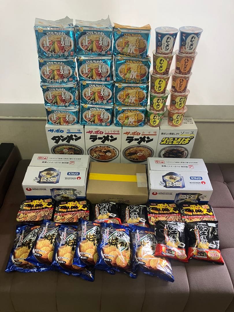 ラーメン袋麺、カレーめし、ワッフル、お菓子などの販売です。