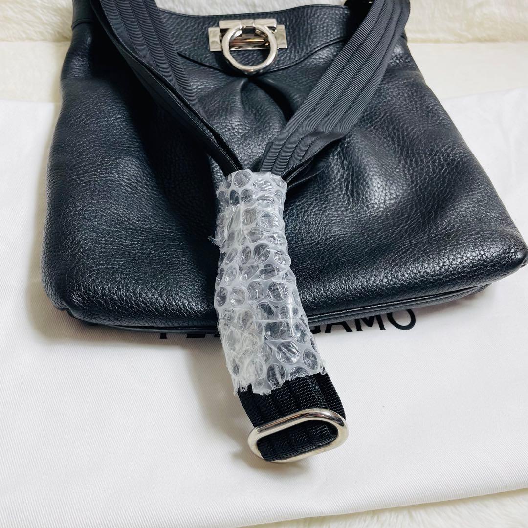 新品未使用　Salvatore Ferragamo正規品　サコッシュ レザー　黒