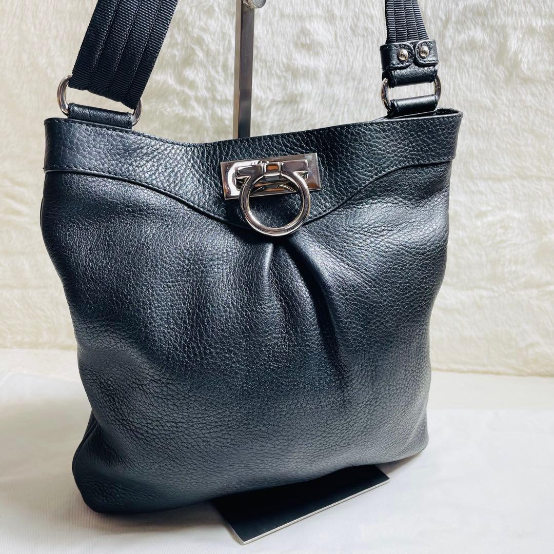 新品未使用　Salvatore Ferragamo正規品　サコッシュ レザー　黒