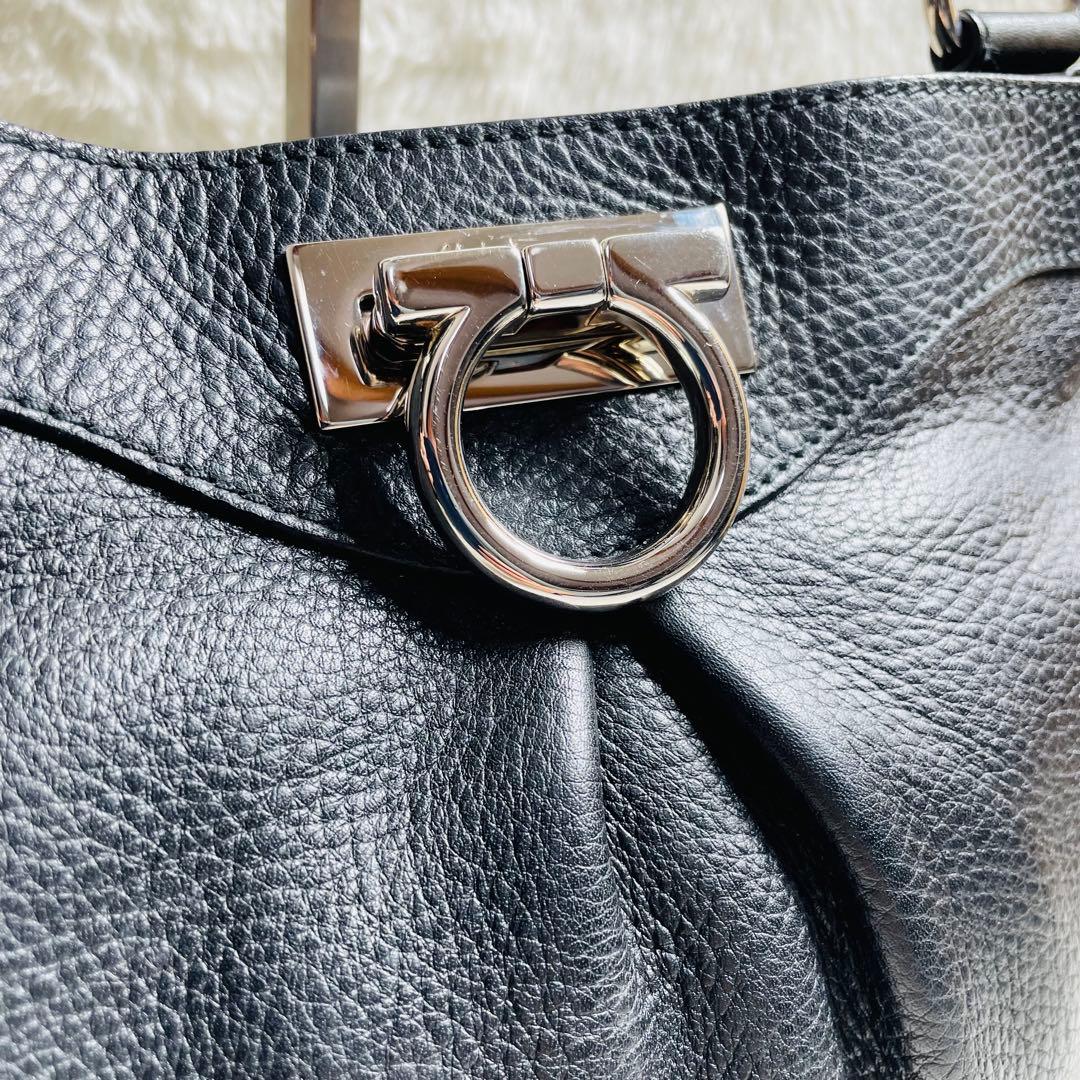 新品未使用　Salvatore Ferragamo正規品　サコッシュ レザー　黒
