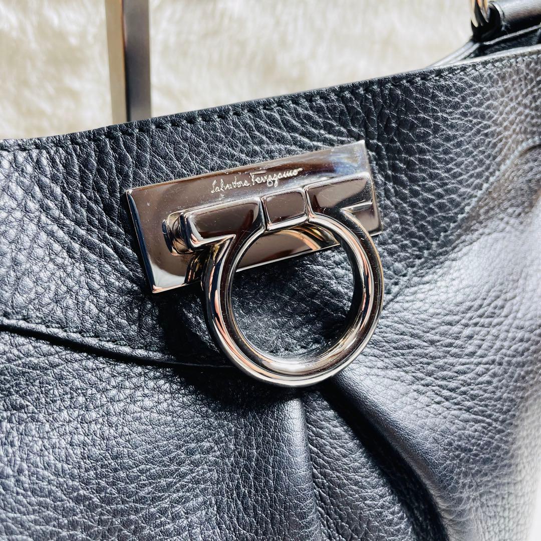 新品未使用　Salvatore Ferragamo正規品　サコッシュ レザー　黒