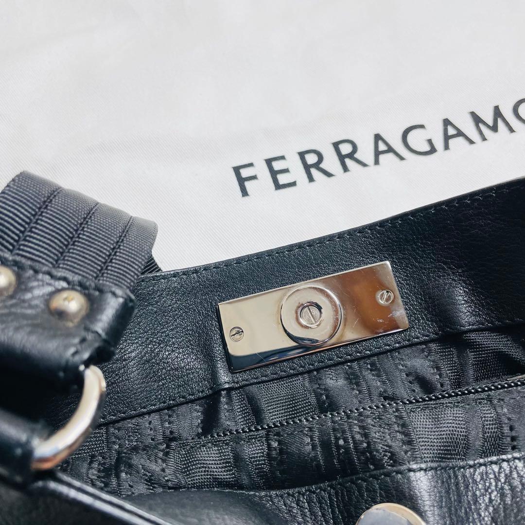 新品未使用　Salvatore Ferragamo正規品　サコッシュ レザー　黒