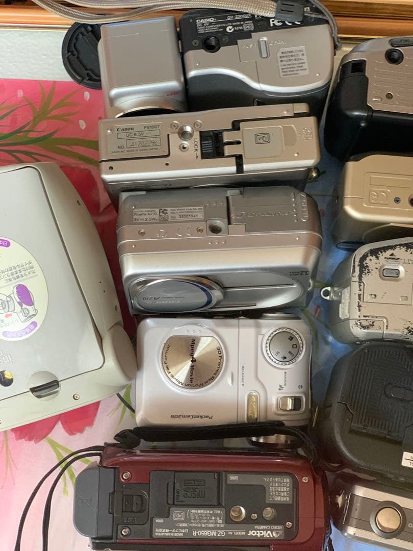 キヤノン、カシオ、ニコン、オリンパス、富士フイルムのカメラを大量販売