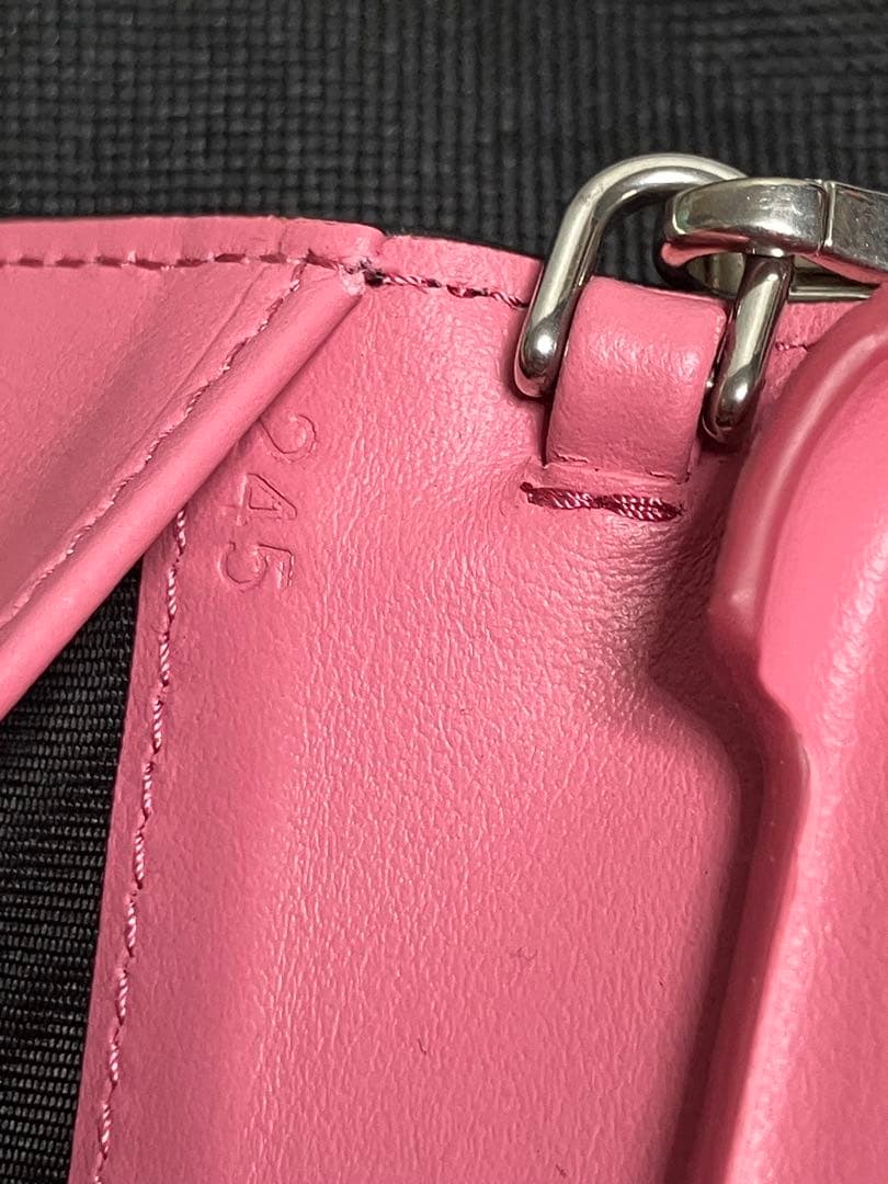 新品未使用　PRADA マリア　サフィアーノ　チェーン付き　iPhoneケース