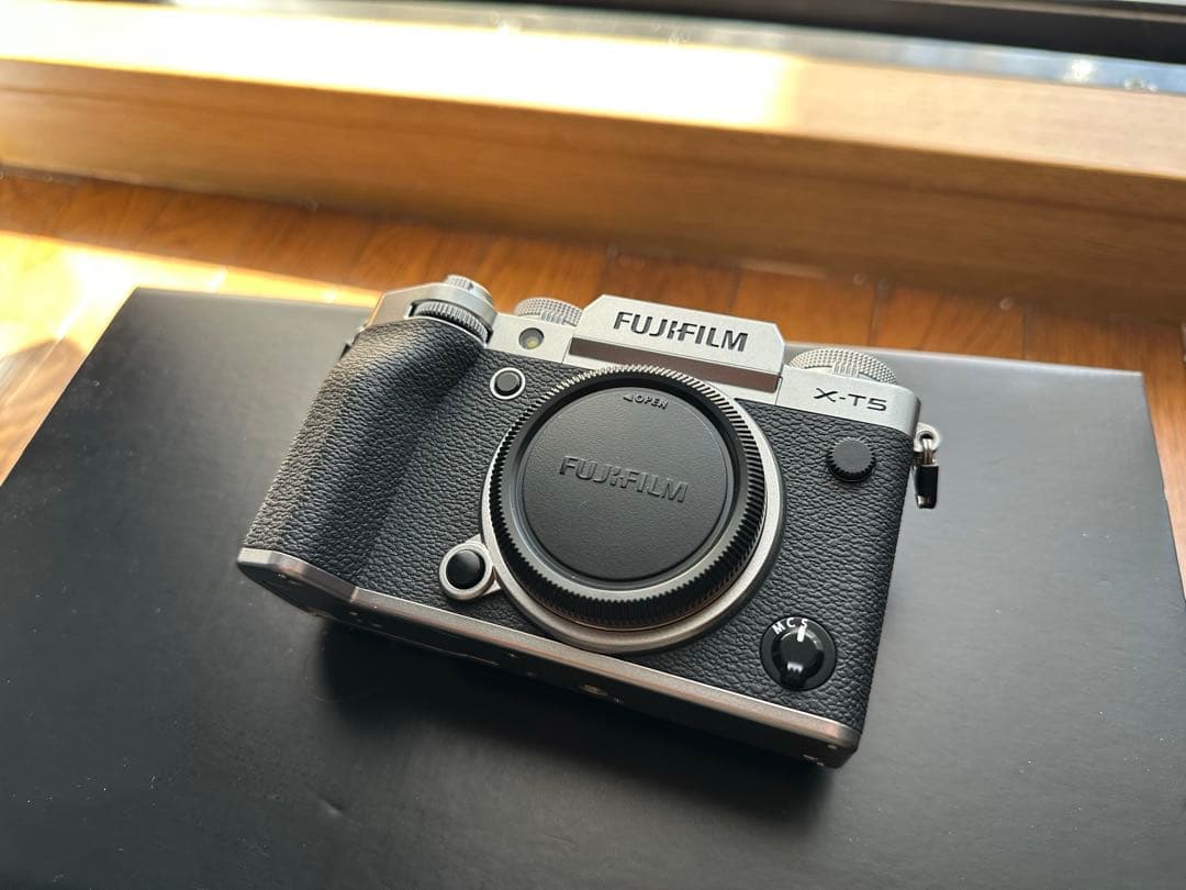 富士フイルム ミラーレスカメラ　X-T5シルバー