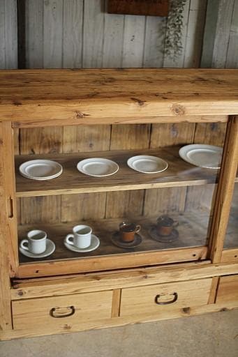 味のある大きな木枠のガラス戸棚　引き出し4杯