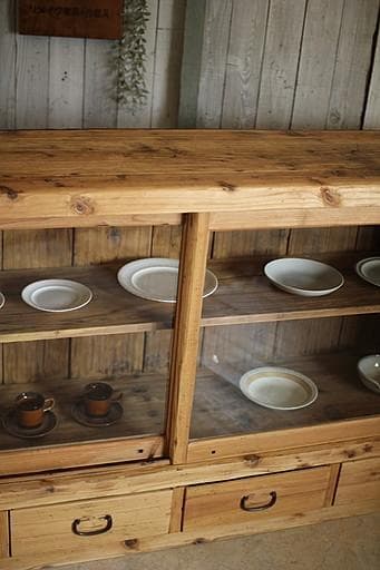 味のある大きな木枠のガラス戸棚　引き出し4杯