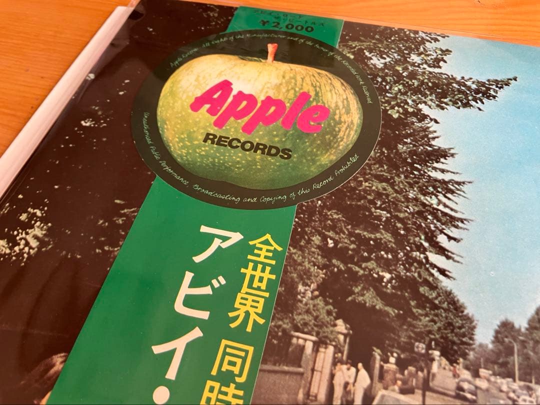 ミント赤盤ノーヒゲ 赤盤　アビーロード 歌詞もピン札の様です。　帯付