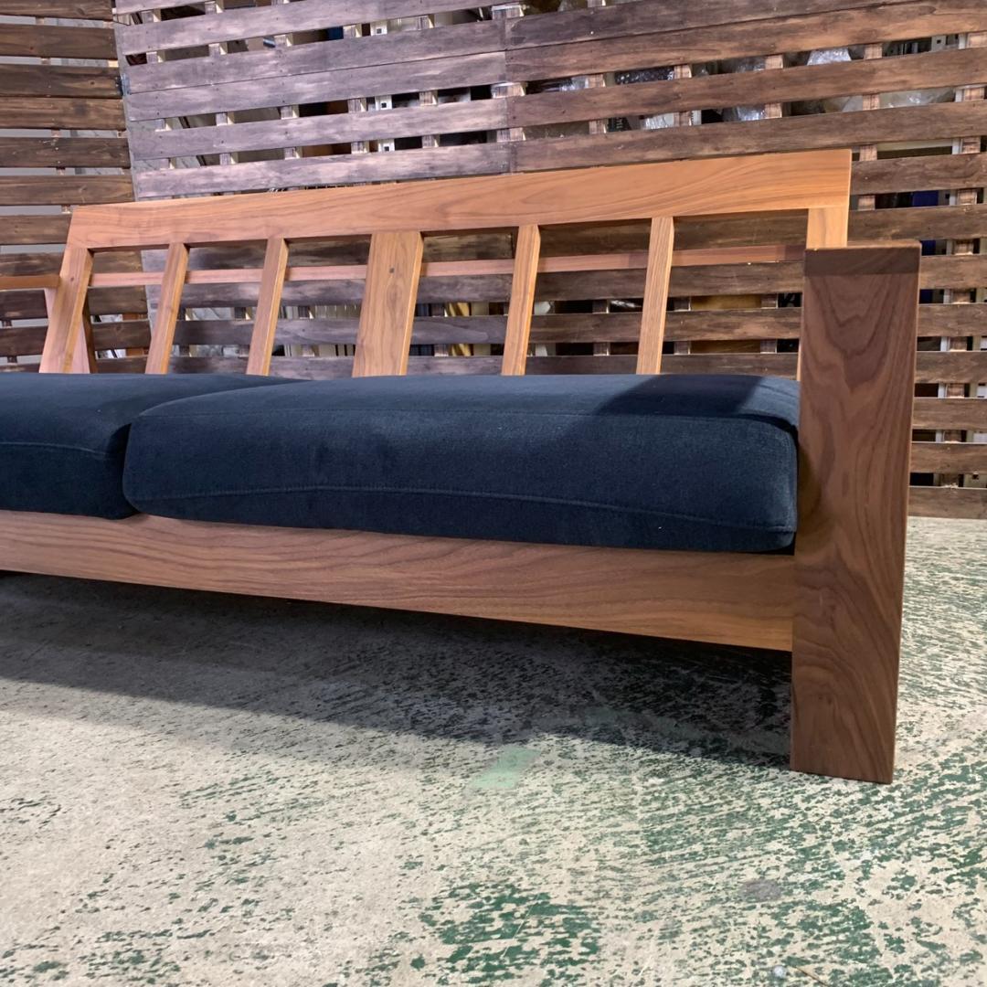 J819 3人掛けソファ + オットマンセット ネイビークッション 木製フレーム