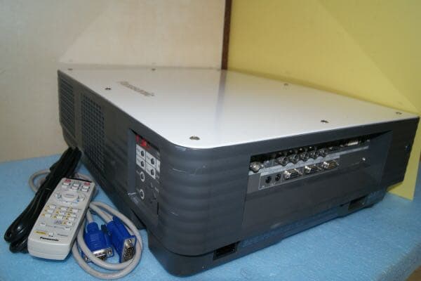 PANASONIC TH-D5500 プロジェクター 5000ルーメン 566H