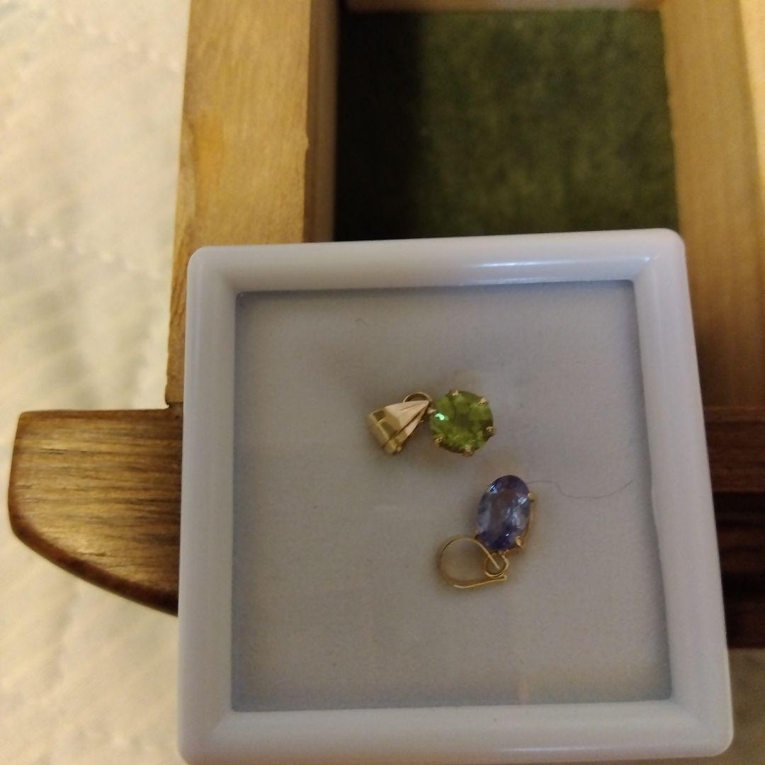 ナオトショップのタンザナイトとペリドットのストーンチャームセット