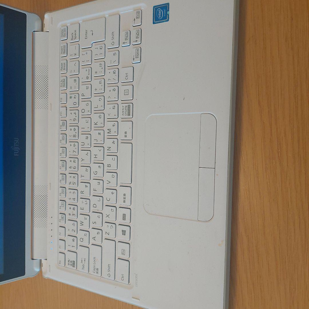 爆速SSD✨すぐ使える✨小型✨ホワイト✨富士通✨ノートパソコン