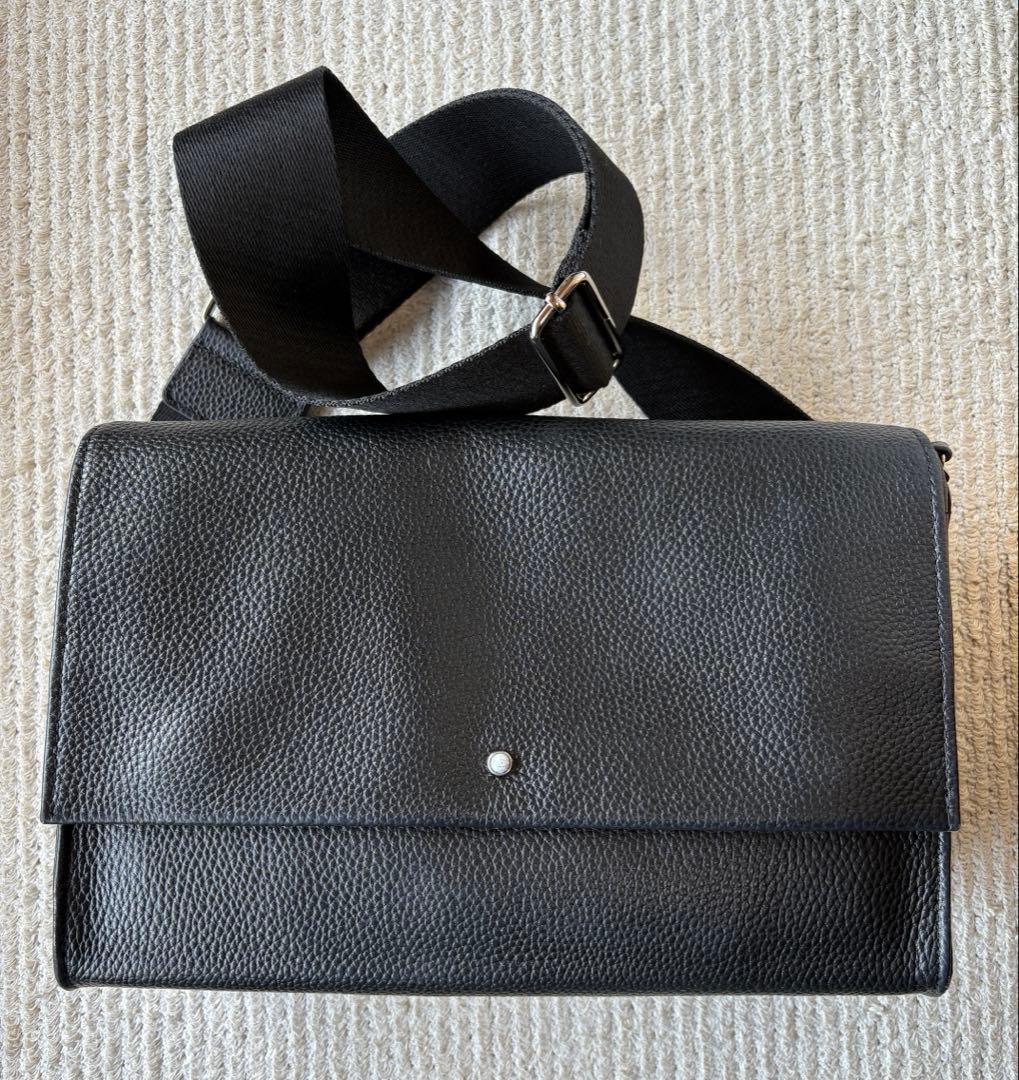 イアパピヨネ ワイドテープショルダーバッグ　BLACK