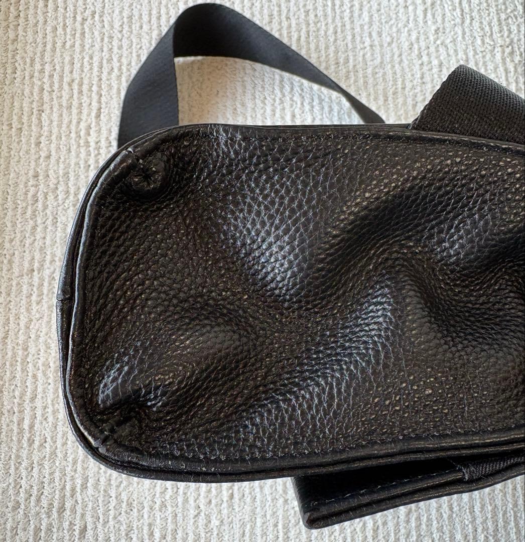 イアパピヨネ ワイドテープショルダーバッグ　BLACK